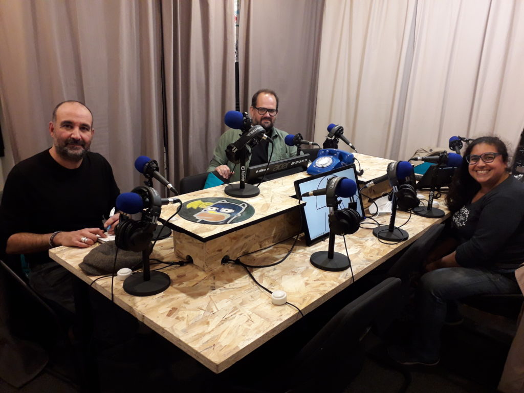 Photo prise lors de l'enregistrement de cet épisode en septembre 2020 au studio Acacia (Boulogne), avec Marc Gibaja à gauche, Stéphane Rose au fond au milieu, et moi-même, Louisa Amara. 