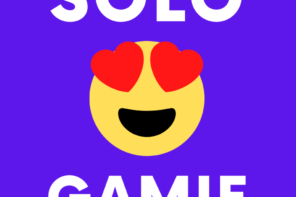 Visuel du podcast Sologamie, sur fond bleu, avec l'émoji souriant avec des coeurs dans les yeux, et le mot Sologamie écrit en 2 partie, "solo" en haut de l'émoji, et "gamie" en bas