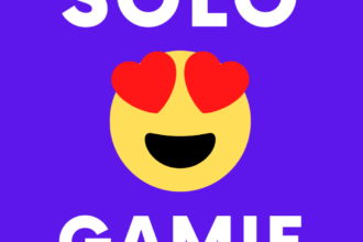 Visuel du podcast Sologamie, sur fond bleu, avec l'émoji souriant avec des coeurs dans les yeux, et le mot Sologamie écrit en 2 partie, "solo" en haut de l'émoji, et "gamie" en bas
